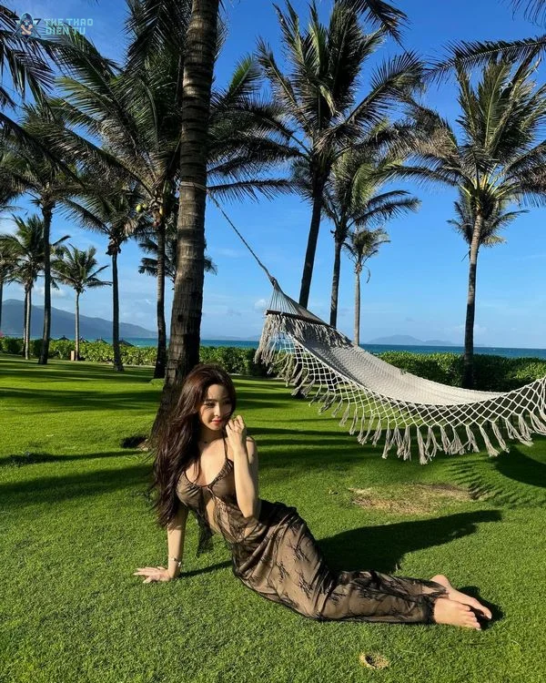 Tammy Phạm diện bikini 2025 khoe dáng nóng bỏng, quyến rũ.